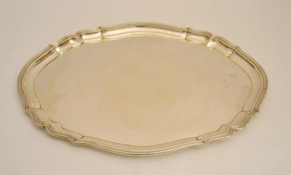 Vassoio ovale, sec. XX, in argento sagomato, gr. 1400