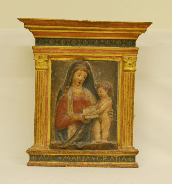 Scuola Italiana, sec. XVI,   MADONNA CON BAMBINO,   altorilievo in terracotta, entro cornice dorata e intagliata, cm 73x65