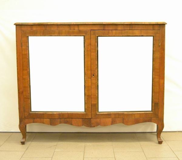 Vetrina, Italia centrale, sec. XIX, in radica di noce, laterali e fronte sagomati, due sportelli, gambe mosse, cm 70x37x132, restauri
