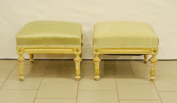 Coppia di poggiapiedi, Toscana, sec. XIX, in legno laccato bianco oro e intagliato, gambe tornite e scanalate, cm 50x38,5, difetti