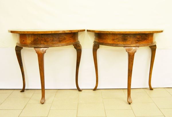Coppia di consolle, Toscana, sec. XIX, in noce, piano a mezza luna, gambe mosse, cm 99x47,5x84