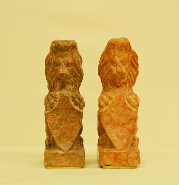 Due sculture, sec. XX, in marmo, TESTE DI LEONI, alt. cm 38 ( 2 )  - Asta Arredi, oggetti d'arte, dipinti - Poggio Bracciolini Casa d'Aste