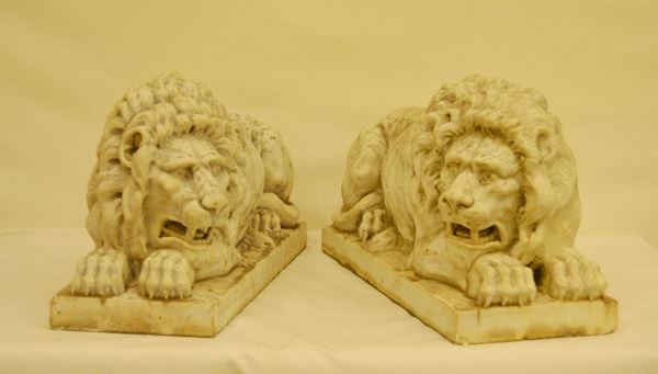 Due sculture, sec. XX, in marmo, LEONI, cm 60x20x30 ( 2 )  - Asta Arredi, oggetti d'arte, dipinti - Poggio Bracciolini Casa d'Aste