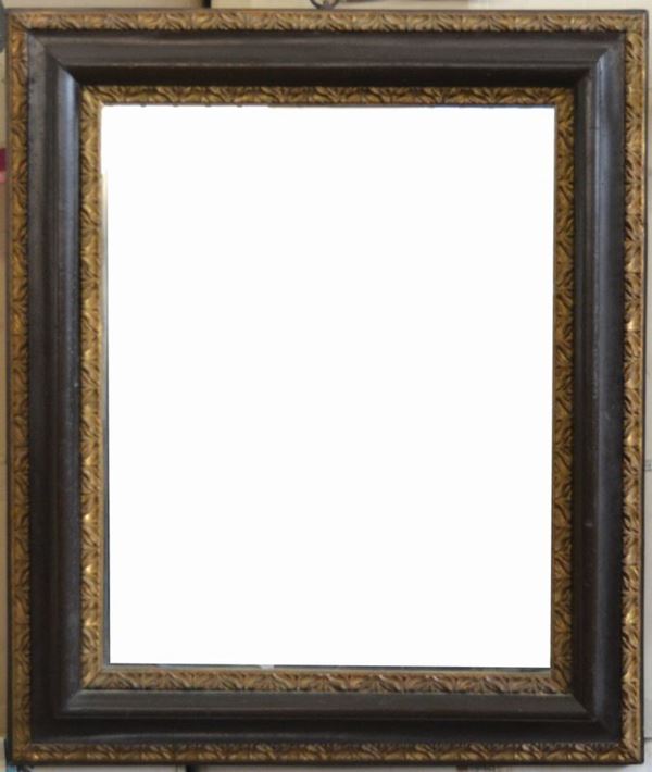 Cornice, sec. XVIII, in legno laccato con parti dorate e intagliate, all'interno specchio moderno, cm 97x81