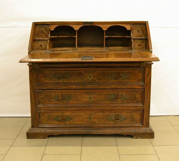 Ribalta, Toscana, sec. XVIII, in radica di noce, a tre cassetti, uno sportello a ribalta, internamente cassettini e segreti, cm 114x52x103, restauri e difetti