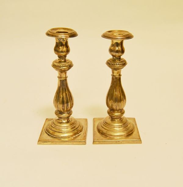Coppia di candelieri inizi sec. XIX  in argento base quadrata appesantiti alt. cm 20