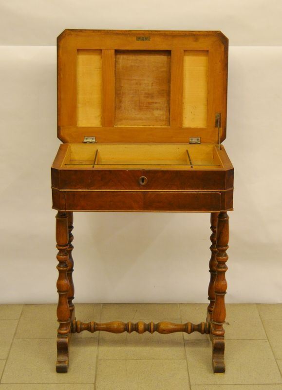 Tavolino da lavoro, Italia centrale, sec. XIX, in noce, ad un cassetto e piano da alzarsi, gambe tornite con finali sagomati, cm 58x39x70, difetti