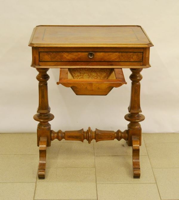 Tavolino da lavoro, Piemonte, sec. XIX, in noce, a due cassetti, gambe tornite riunite da traversa, piedi a lira, cm 58x43x70