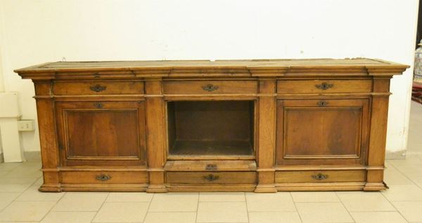 Alzata di mobile sacrestia, Toscana, sec. XVII, in noce, a sei cassetti e tre sportelli a scomparsa, cm 247x58x84, da restaurare