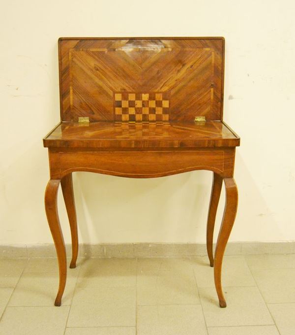 Tavolino da gioco, Toscana, sec. XVIII, in noce, piano intarsiato a scacchiera, frontale sagomato, gambe mosse, cm 80x78, piano non pertinente
