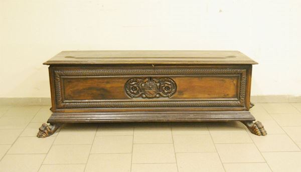 Cassapanca, Italia Centrale, sec. XVIII, in noce, pannello frontale con stemma intagliato, piedi felini, cm 180x66x56, difetti