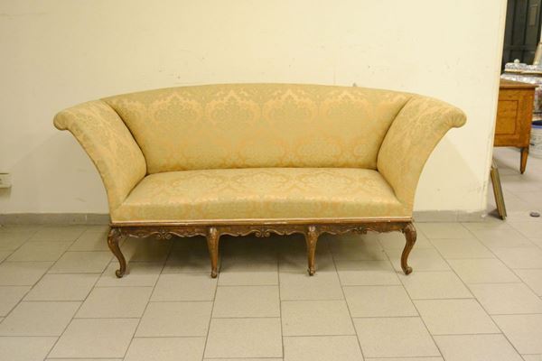 Divano, Veneto, sec. XVIII, in legno intagliato, imbottito e ricoperto in seta a fiori, cm 192x71x85, difetti