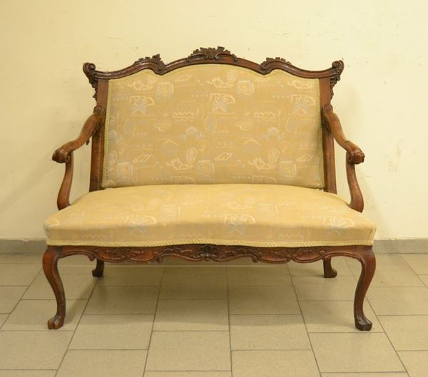 Divano, Veneto, sec. XVIII, in noce, braccioli con finali a ricciolo, gambe mosse con piedi a zoccolo, seduta e schienale imbottiti in stoffa, cm 122x77x106, difetti