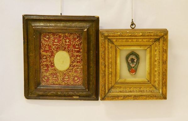 Due reliquiari, sec. XIX, entro cornici  (2) 