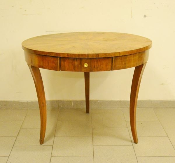 Tavolo circolare, Toscana, sec. XIX, in noce, ad un cassetto, gambe mosse, diam. cm 97, alt. cm 76