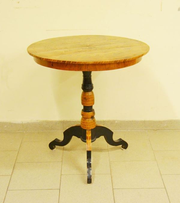 Tavolino Sorrentino, sec. XIX, in noce, piano intarsiato, fusto centrale tornito su tre piedi sagomati, diam. cm 70, alt. cm 73