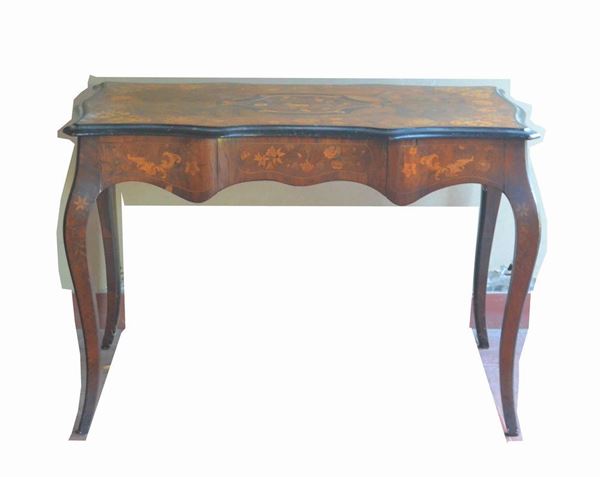 Tavolino, in stile '700, in noce intarsiato, con piano e gambe mosse, un cassetto, cm 110x63x72