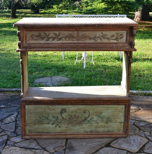 Banco, sec. XIX, in legno laccato, cassetto a ribalta, laterali sagomati, cm 109x55x112