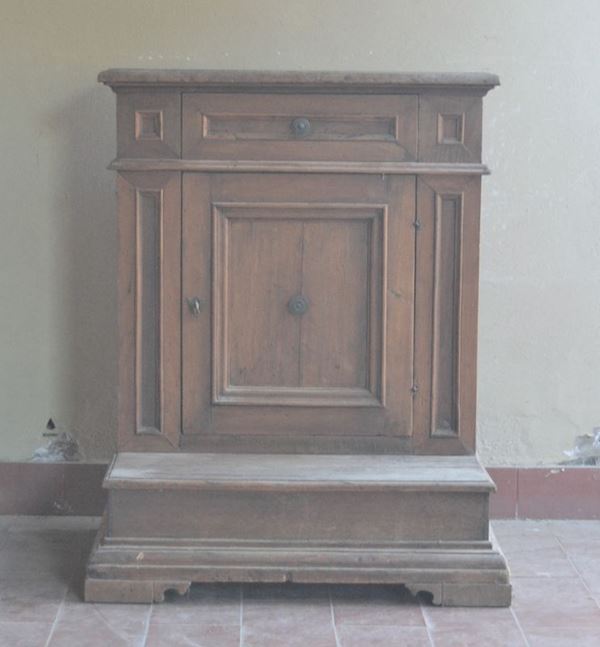 Inginocchiatoio, sec. XIX, in noce, ad uno sportello ed un cassetto, cm 70x48x89