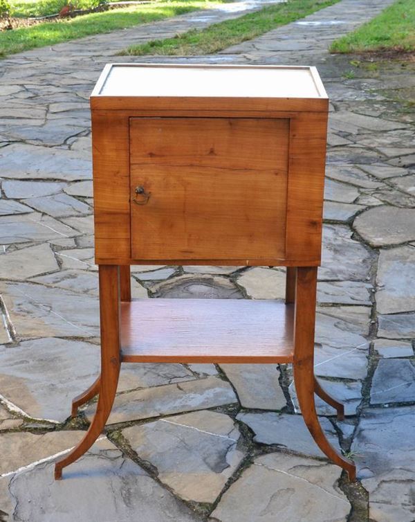 Comodino, Toscana, sec. XIX, in ciliegio, ad un cassetto, piano in marmo, cm 47x34x89