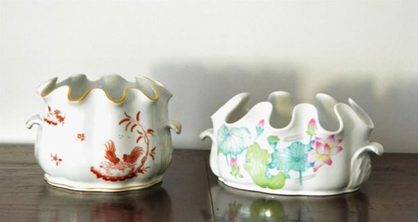 Due vasi, sec. XX, in ceramica Richard Ginori, con bordi sagomati
