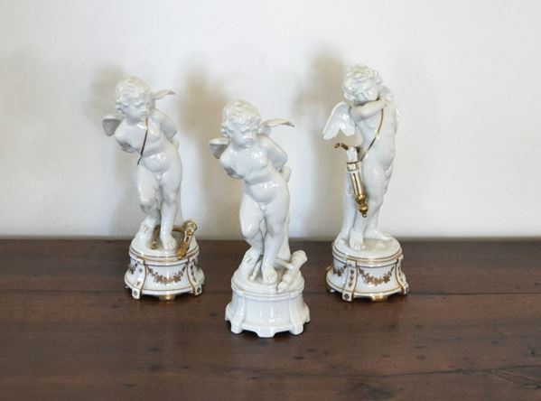 Tre sculturine, sec. XX, in ceramica Ginori, raffiguranti PUTTI, alt. cm 21  (3)