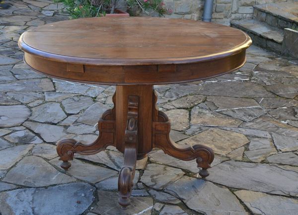Tavolo, Toscana, sec. XIX, in noce, piano allungabile, fusto ottagonale su quattro piedi mossi, cm 120x80