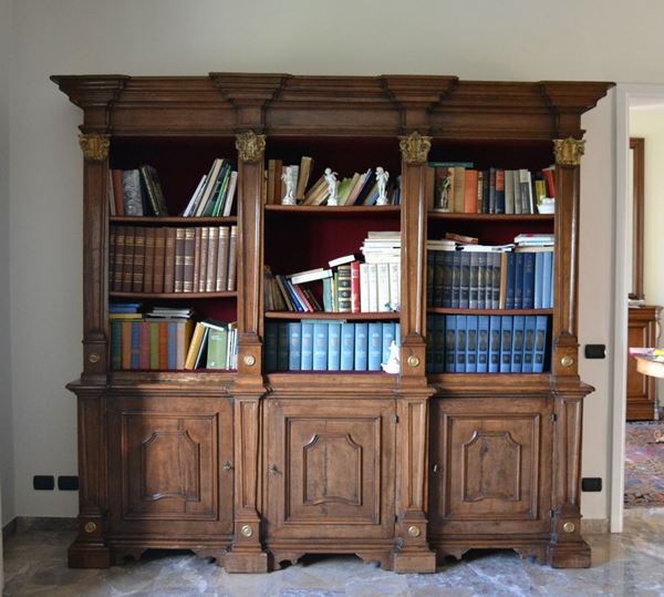 Libreria, in stile '700, in noce, a due corpi, tre sportelli sformellati, vani a giorno, rapporti dorati, cm 272x50x240