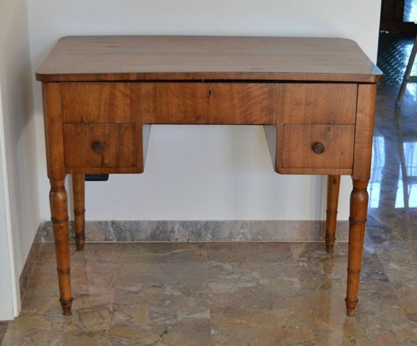 Piccolo scrittoio ad uso di toilette,Toscana, sec. XIX, in noce, a tre cassetti, gambe tornite, cm 96x55x76