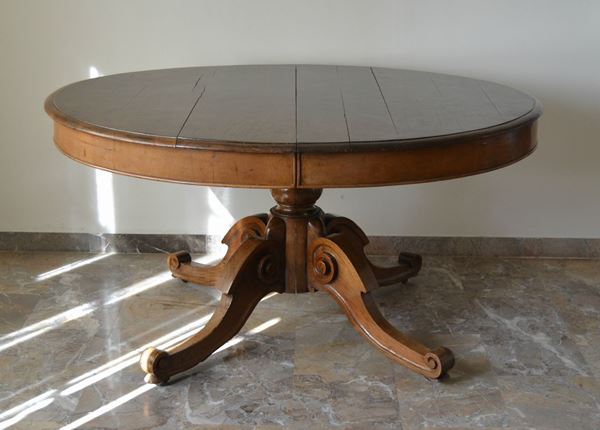 Tavolo, Toscana, sec. XIX, in noce, piano ovale allungabile, fusto centrale tornito su quattro piedi sagomati, cm 150x125x77, difetti  - Asta Antiquariato, Collezionismo, Gioielli e  Orologi - Poggio Bracciolini Casa d'Aste