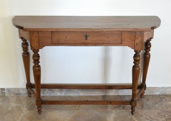 Consolle, sec. XVIII, in noce sagomato, ad un cassetto, gambe tornite, cm 120x37x78, restauri