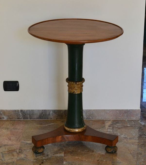 Tavolino, Impero, sec. XIX, in ciliegio, piano circolare, fusto centrale laccato verde-oro su base triangolare, cm 58x80