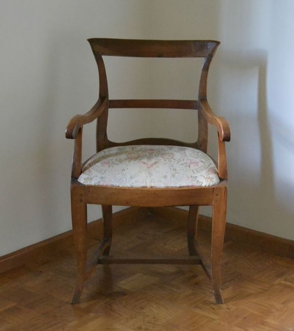 Poltroncina, sec. XVIII, in noce, seduta imbottita e ricoperta in stoffa a fiori, gambe mosse, difetti