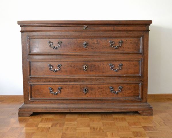 Cassettone, Emilia, sec. XVIII, in noce, a quattro cassetti, cm 136x62x98, costruito con materiale antico
