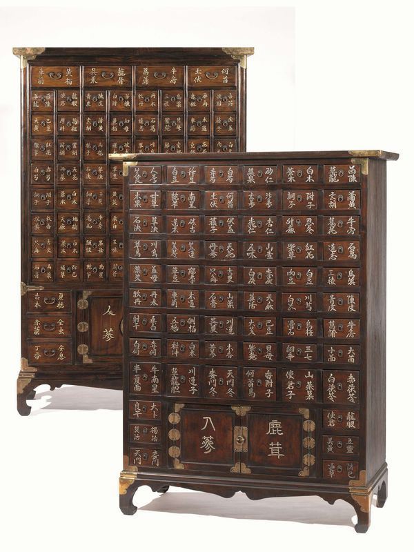 Mobile Cina sec. XIX - XX, il fronte con file di piccoli cassetti e due     sportelli in basso, guarnizioni in metallo, ogni cassetto decorato con un   carattere cinese, gambe riunite da traverse, cm 115,5x47,5x155