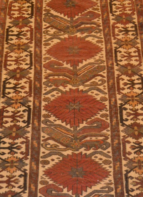 Tappeto SUMAK KILIMFARSH, con fiori a rilievo, in lana kork, a motivo floreale stilizzato multicolore sul fondo beige, di vecchia manifattura, cm 345x80
