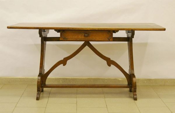 Tavolo, Italia settentrionale, sec. XIX, in noce, ad un cassetto, gambe a vaso riunite da traversa, cm 156x68,5x78
