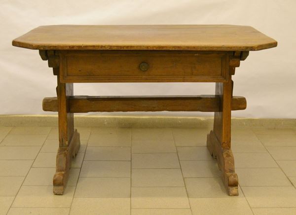 Tavolo, sec. XVIII, in noce, piano rettangolare, ad un cassetto, piedi sagomati, cm 136x105x81