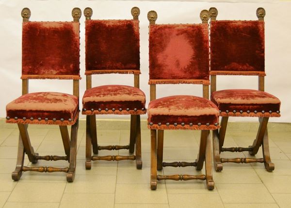 Quattro sedie, in stile '600, in noce, con finali intagliati, gambe nerolaccate, imbottite e ricoperte in velluto rosso ( 4 )