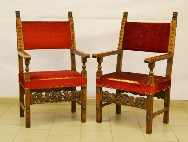 Coppia di poltrone, in stile '600, in noce, con finali e fasce intagliate, imbottite e ricoperte in velluto rosso ( 2 )