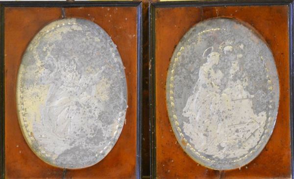 Coppia di specchietti ovali, Veneto, sec. XVIII, con decorazioni a figure, in cornice, cm 29x22