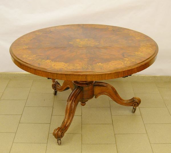 Tavolo, Olanda, sec. XIX, in radica di noce, piano circolare intarsiato a motivi floreali, gambe tornite, su tre piedi sagomati, diam. cm 132, alt. cm 75