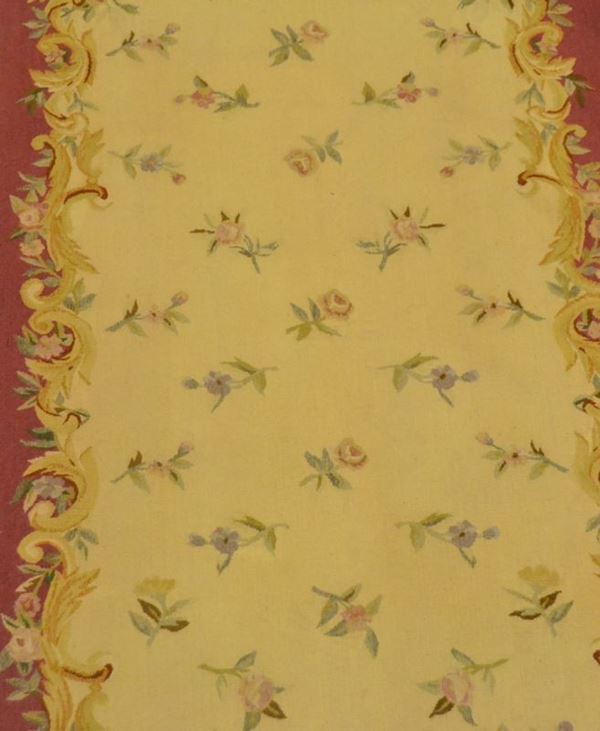 Tappeto AUBUSSON, fondo beige a motivo floreale multicolore, bordura rosa antico, cm 305x79