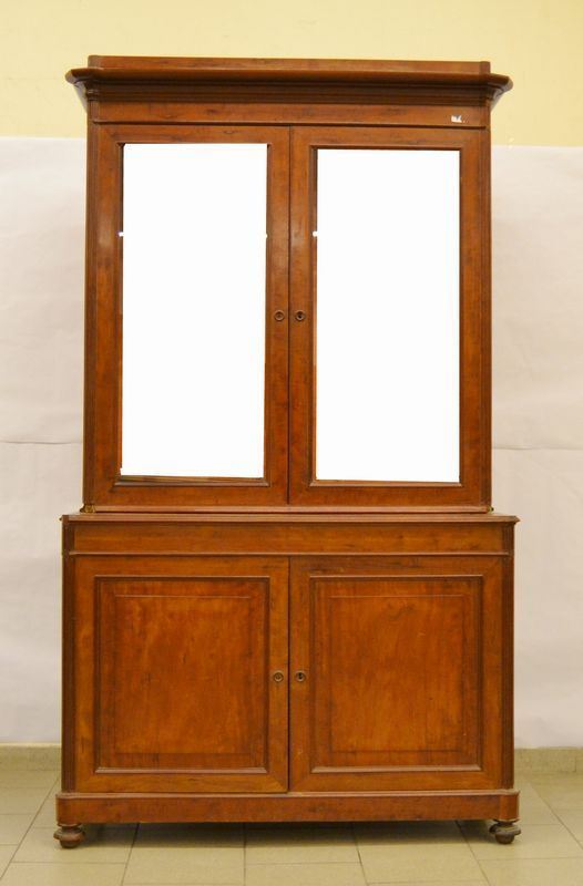 Mobile vetrina a doppio corpo, Livorno, sec. XIX, in noce, a quattro sportelli di cui due in vetro, cm 123x53x212, difetti