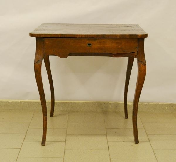 Tavolino, Emilia, sec. XVIII, in noce, piano rettangolare intarsiato, angoli stondati, un cassetto, cm 79x78, presenta restauri