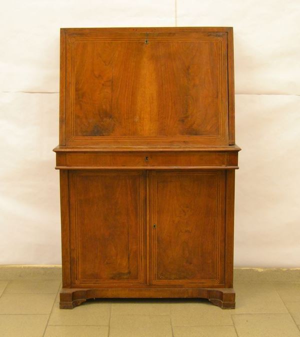 Credenza, Toscana, sec. XIX, in noce filettato, a due corpi, tre sportelli, di cui uno a ribalta, un cassetto, cm 92x47x142