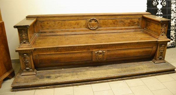 Grande scranno, Toscana, sec. XVII, in noce, schienale e base con stemma, seduta da alzarsi, laterali con mascheroni, completo di pedana, cm 276x78x94