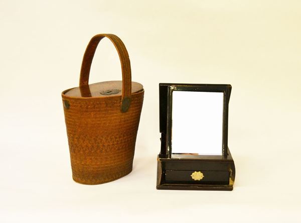 Elemosiniere, sec. XIX, in paglia e legno, mancante di chiave, e piccola scatola, Cina, sec. XX, con specchio e cassettino  (2)