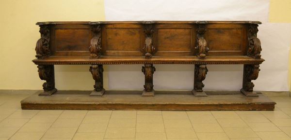 Scranno, Toscana, sec. XVIII, in noce, a quattro posti, braccioli e gambe intagliate, completo di pedana, cm 320x65x110  - Asta Antiquariato, Collezionismo, Gioielli e  Orologi - Poggio Bracciolini Casa d'Aste