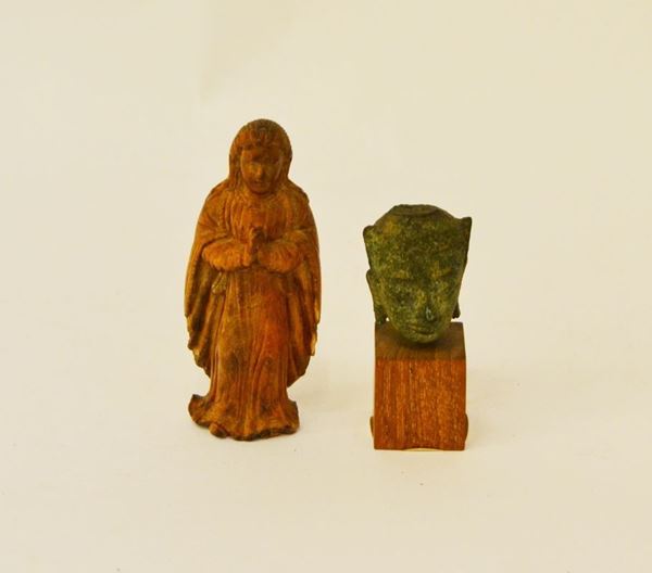 Testina, Thailandia, sec. XVIII, in bronzo, alt. cm 4, e scultura, India, sec. XVIII, in avorio, MADONNA, alt. cm 9  (2)